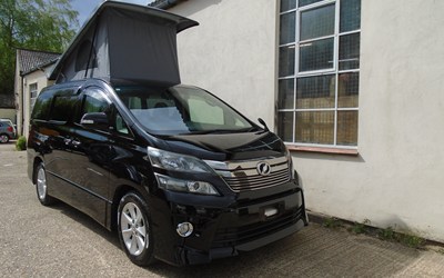 2011 TOYOTA VELLFIRE  CAMPER ~~OFF GRID SOLAR ~~FRIDGE/FREEZER~ONLY 49K MILES